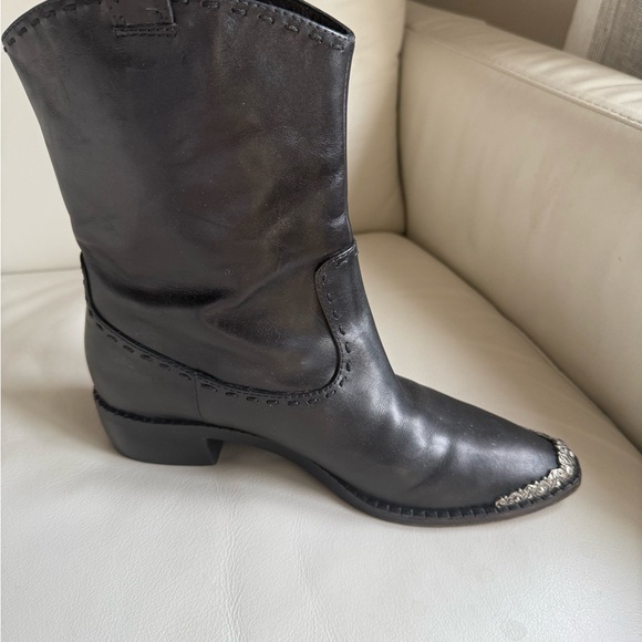 Designer boots w toe embellishment - Picture 3 of 9